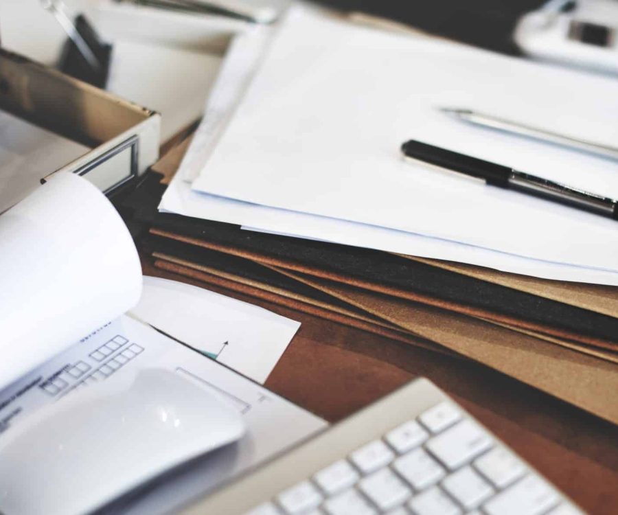 Profesional revisando papeles legales en oficina, simbolizando asesoramiento administrativo